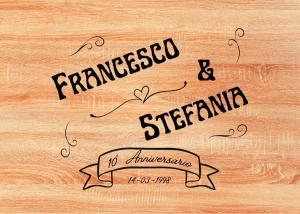 tagliere in rovere rosso con testo per anniversario