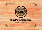 tagliere in rovere rosso con testo: dad's barbecue