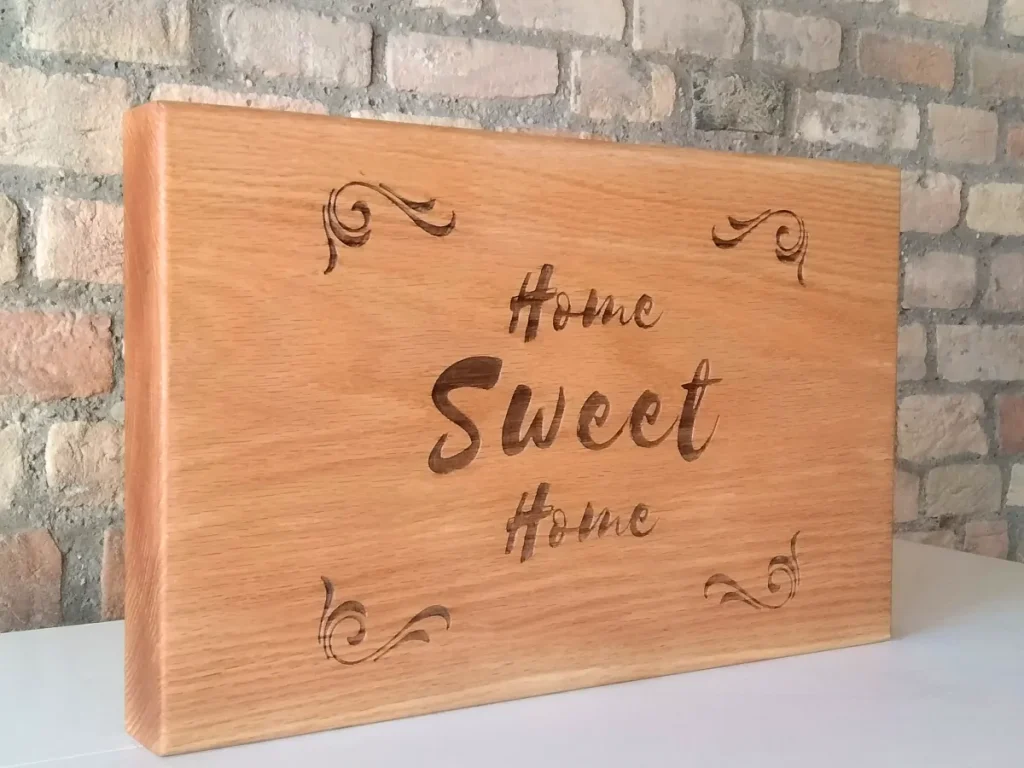 tagliere in rovere rosso con testo home sweet home