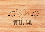 tagliere in rovere rosso con grafica e testo vegano