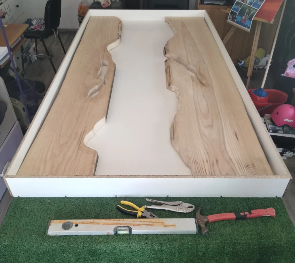 cassaforma per tavolo in resina epossidica e legno di frassino
