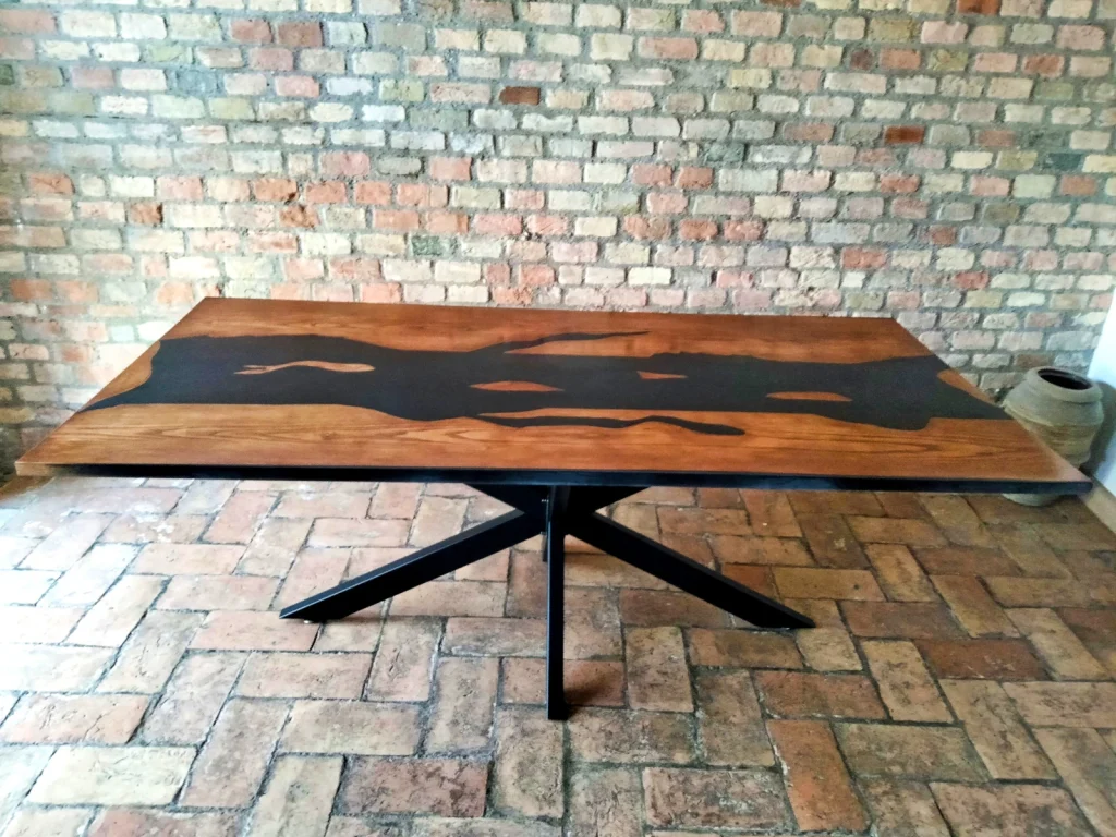 tavolo in legno di frassino e resina epossidica nera